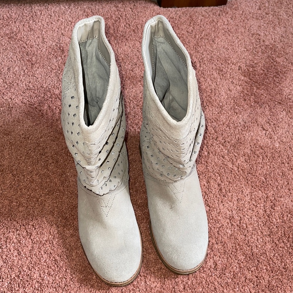 Toms Suede Boot Women’s size 6